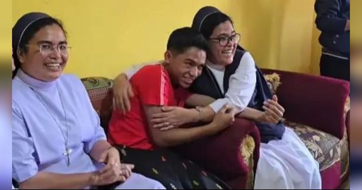 6 Potret Betrand Peto Melepas Rindu dengan Keluarga di NTT saat Pulang untuk Melayat Nenek yang Baru Meninggal