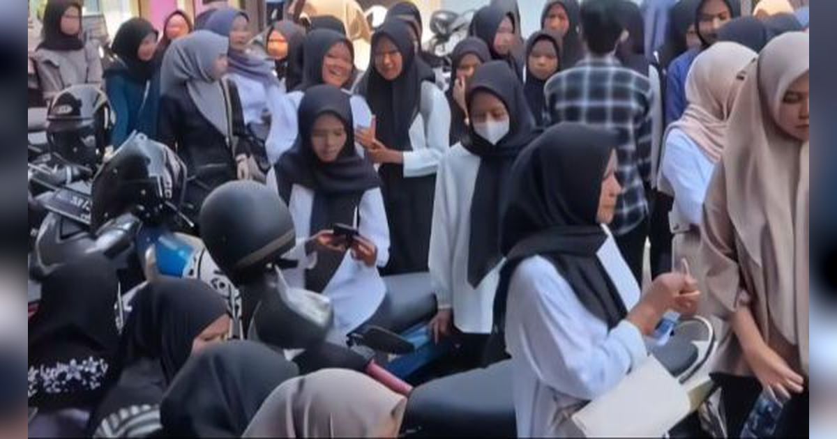 Viral! Dikira Mau Demo, Ratusan Gadis Muda ini Ternyata Melamar Kerja di Warung Seblak, Mengular Panjang Tembus Ujung Jalan