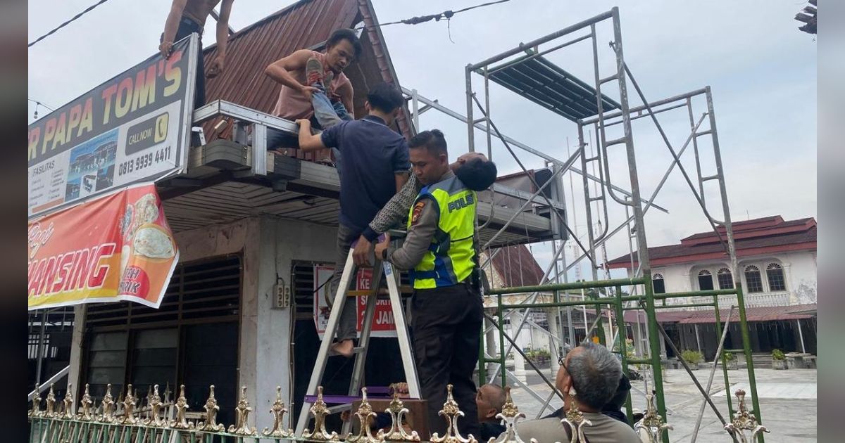 Aksi Polisi Selamatkan Pekerja yang Nyaris Tewas Tersentrum