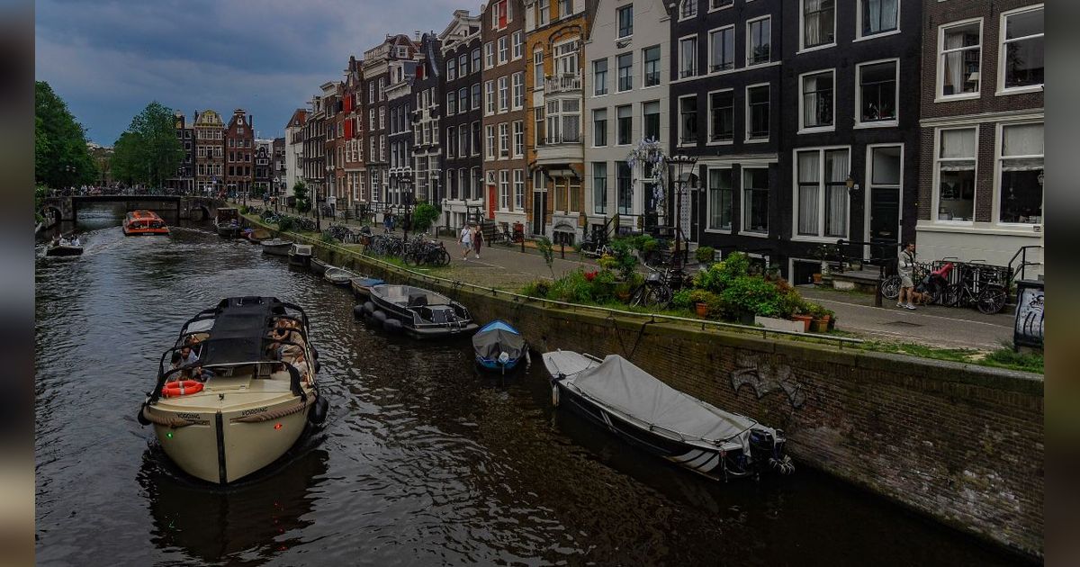 FOTO: Menelusuri Keindahan Kanal-Kanal Berusia Ratusan Tahun di Amsterdam