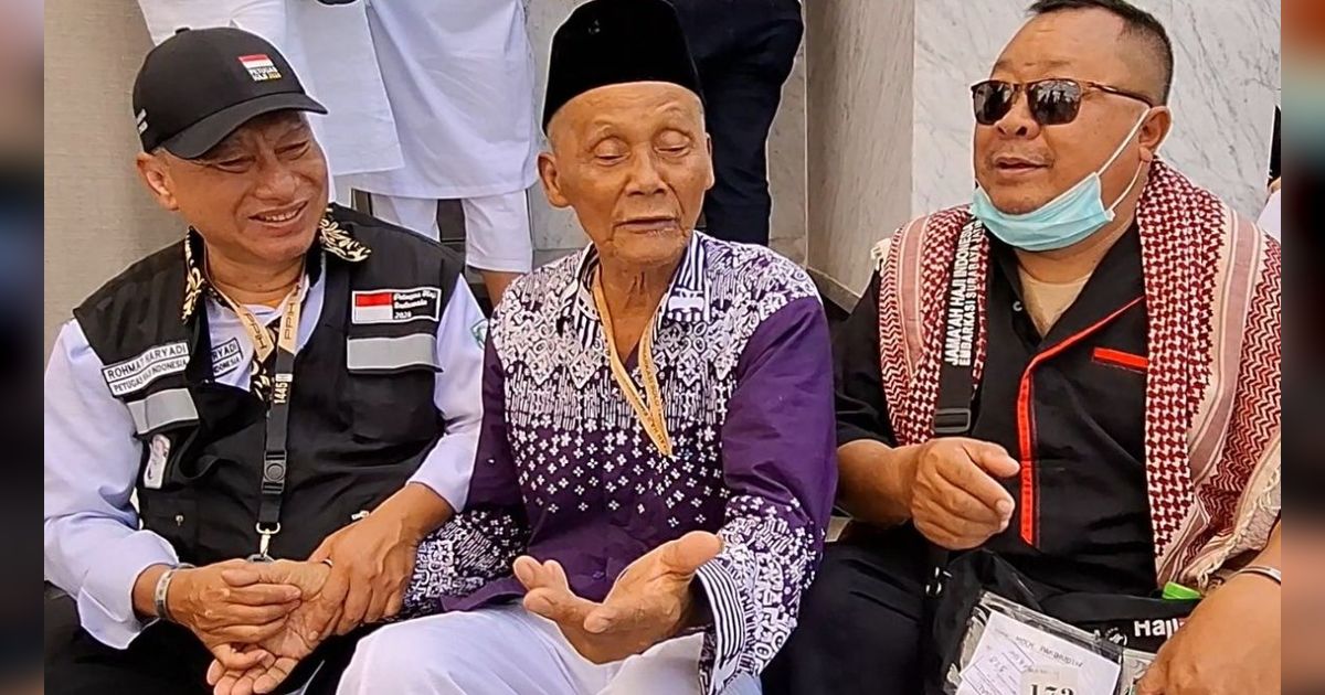 Cerita Rohmat, Mendadak Jadi Tukang Pijat Jemaah Haji Kelelahan di Pelataran Masjid Nabawi