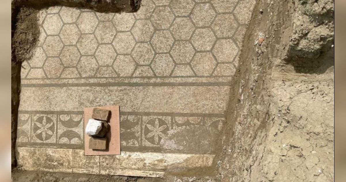 Arkeolog Temukan Kolam Renang di Sebuah Vila Mewah Milik Sosialita Romawi Kuno, Dilengkapi Mosaik dari Marmer