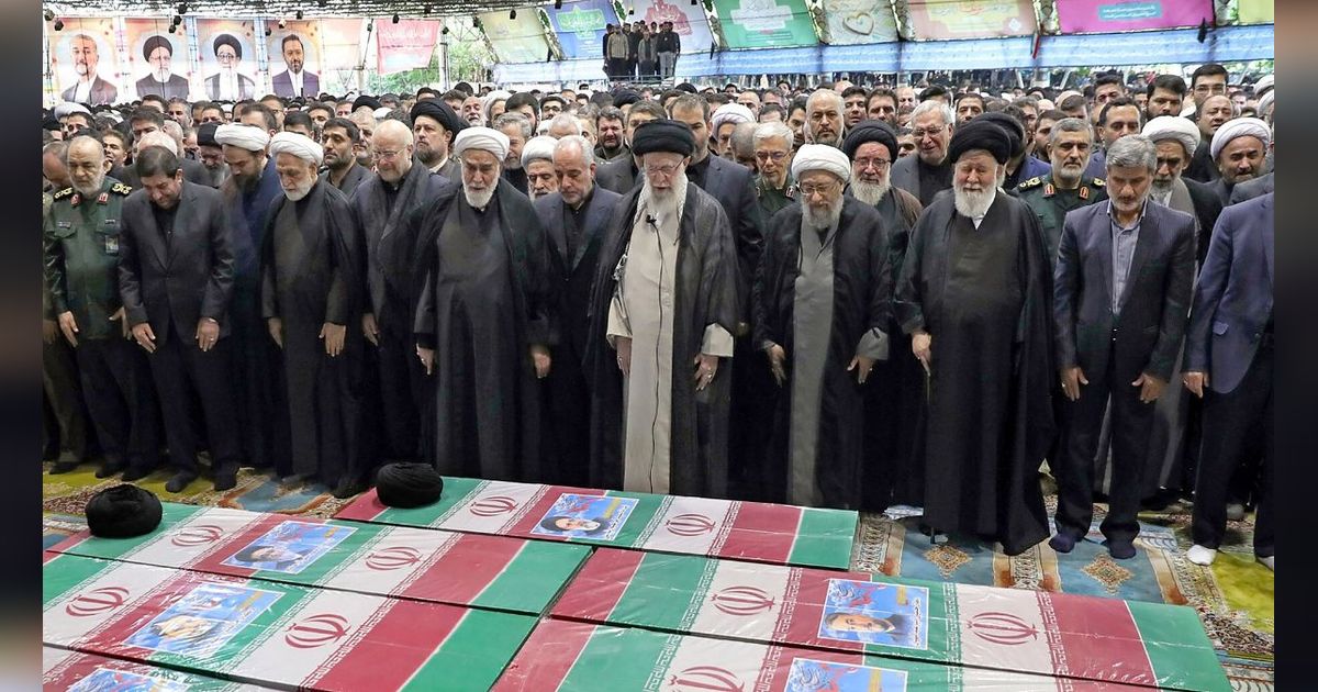 FOTO: Momen Salat Jenazah Ebrahim Raisi, Diimami Pemimpin Tertinggi Iran Ayatollah Khamenei dan Diikuti Ribuan Orang