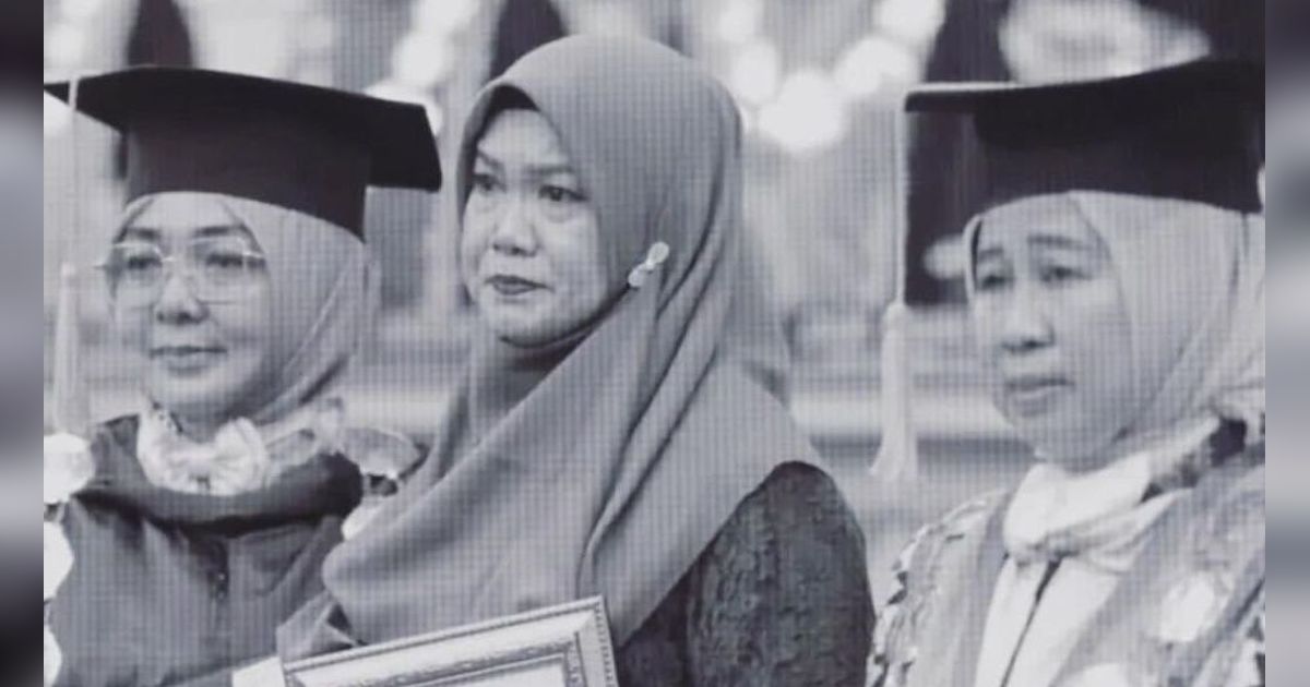 Bikin Haru! Momen Ibu Wakili Almarhumah Anaknya Saat Wisuda Fakultas Kedokteran
