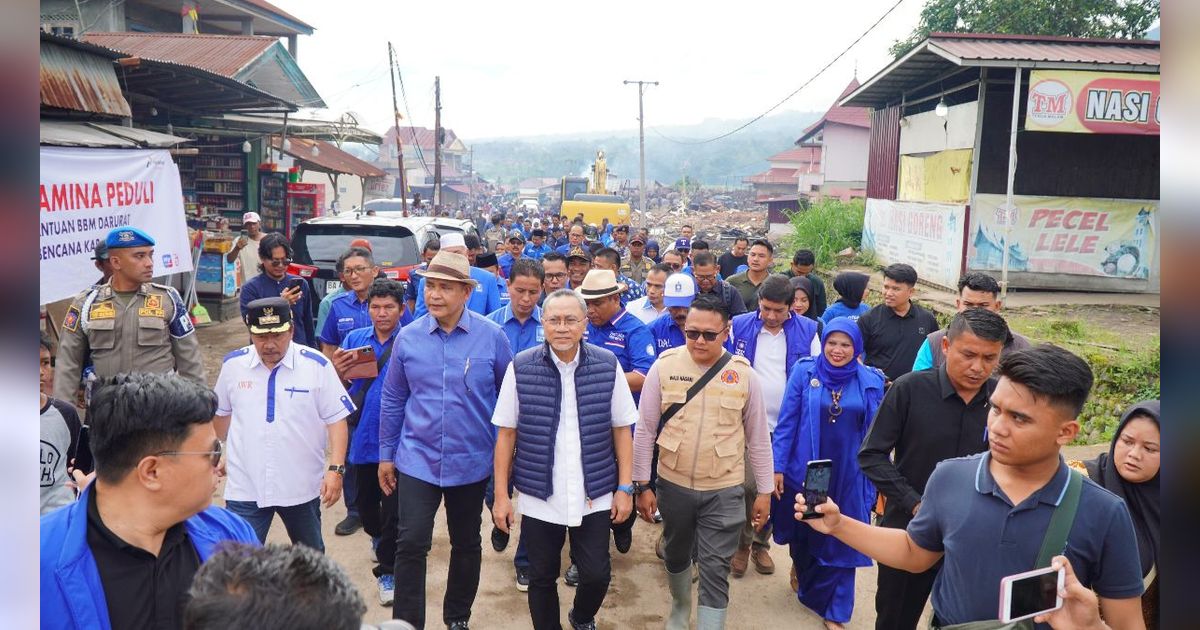 Kunjungi Lokasi Bencana di Agam, Zulhas Temui Pengungsi dan Berikan Bantuan