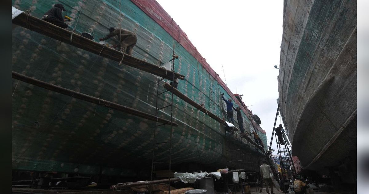 FOTO: Mengintip Geliat Perbaikan Kapal di Galangan Muara Angke