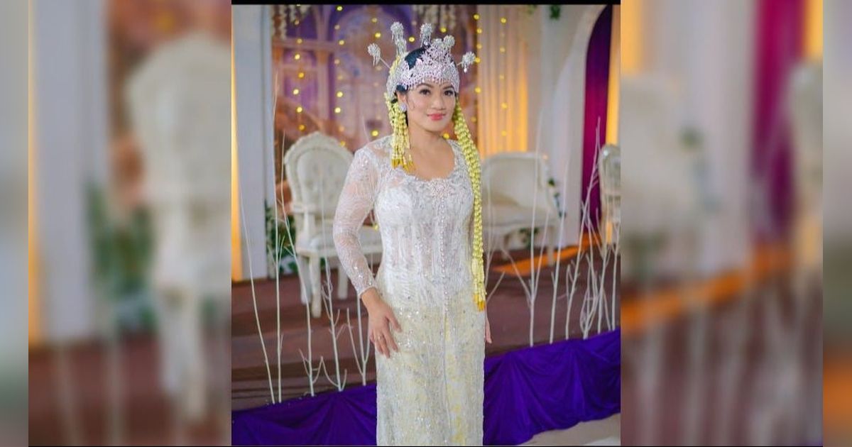 Titi Kamal Tiba-tiba Unggah Foto Pakai Baju Pengantin, Bikin Heboh Netizen