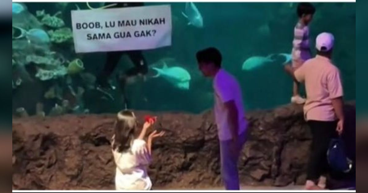 Viral Wanita Melamar Sang Kekasih di Sea World, Aksinya Bikin Iri Warganet