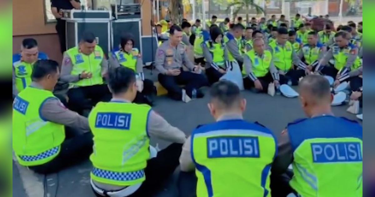 Perwira Polisi Lesehan di Aspal Bareng 150 Anak Buah, Santai Makan Nasi Bungkus Sebelum Tugas