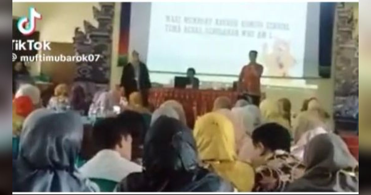 Viral Detik-Detik Seorang Pria Meninggal saat Sedang Stand Up Comedy dengan Bahasa Jawa