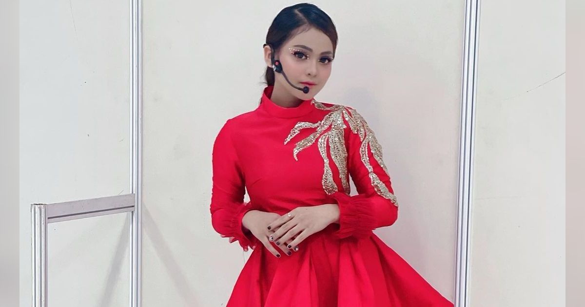 Berubah Drastis Usai Dinikahi Anak Konglomerat, 8 Potret Terbaru Putri Isnari Ini Bikin Heboh