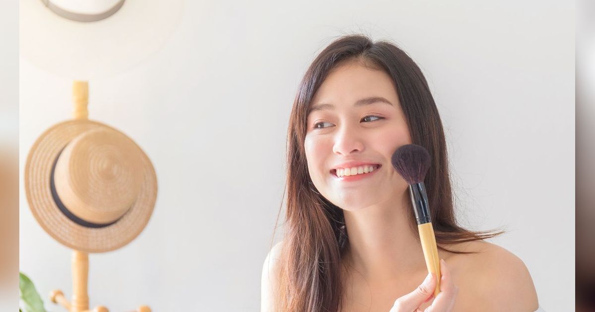 Tak Perlu Beli Pembersih Khusus, Cara Murah Bersihkan Kuas Pakai Micellar Water