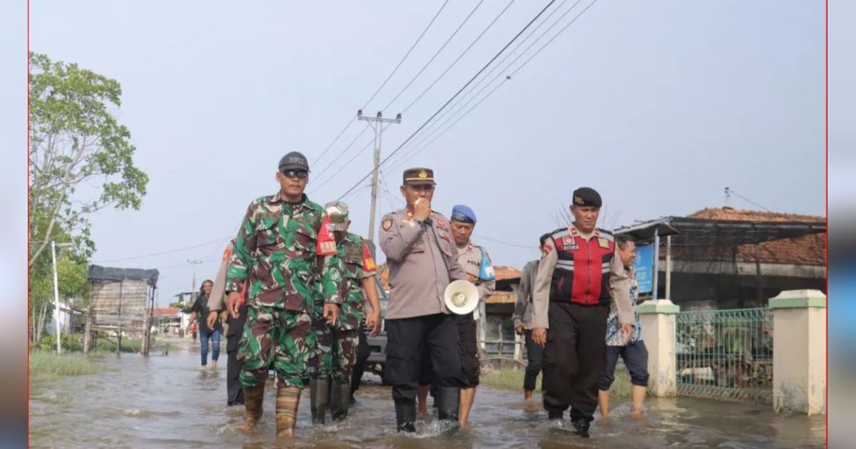 Jadi Bentuk Sinergi, Begini Aksi Personel TNI-Polri Pemalang Bagi Sembako pada Warga Terdampak Banjir Rob