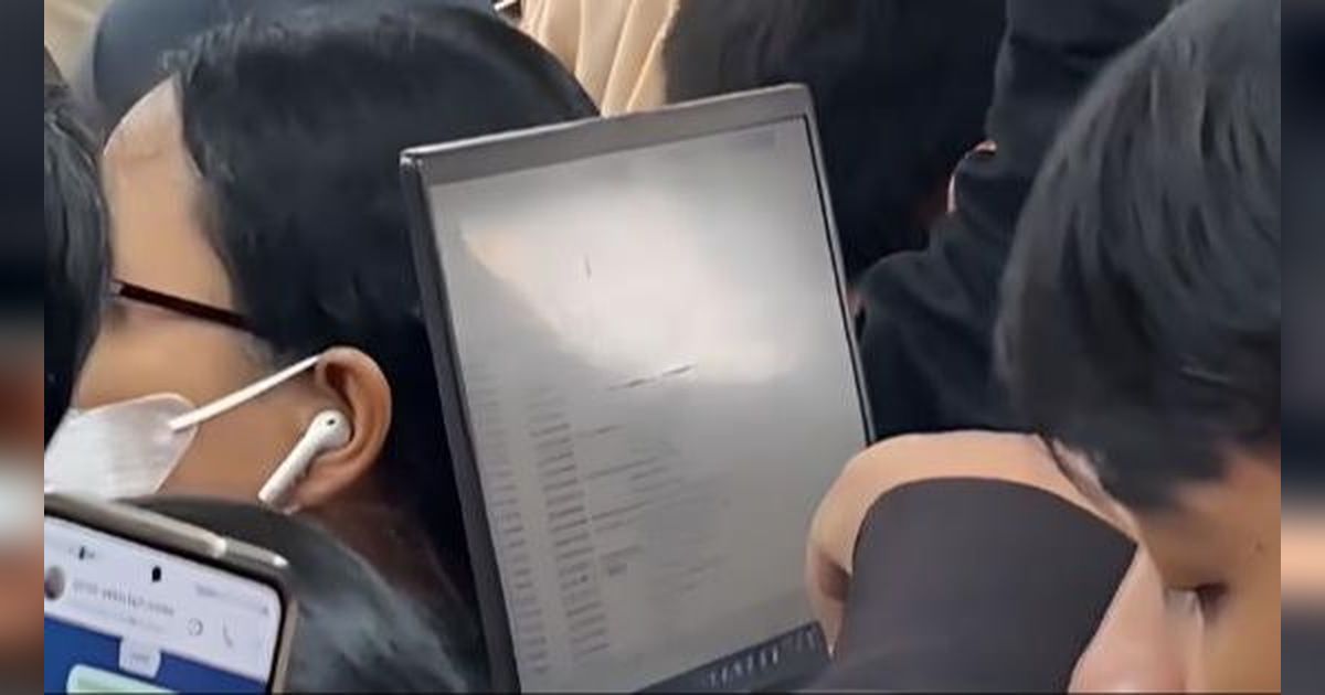 Pemandangan Langka di Gerbong Kereta, Penumpang Tetap Kerja Buka Laptop Sambil Berdiri di Tengah Sesak Kereta