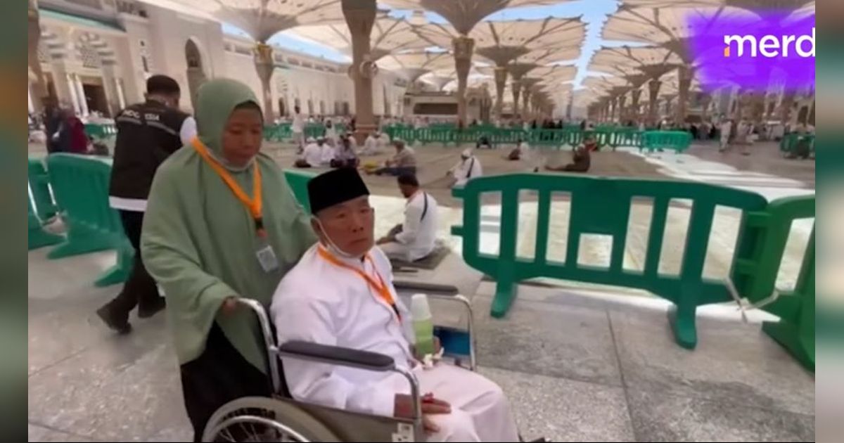 VIDEO: Kisah Inspiratif Istri Setia Jaga Suami Disabilitas saat Ibadah di Tanah Suci