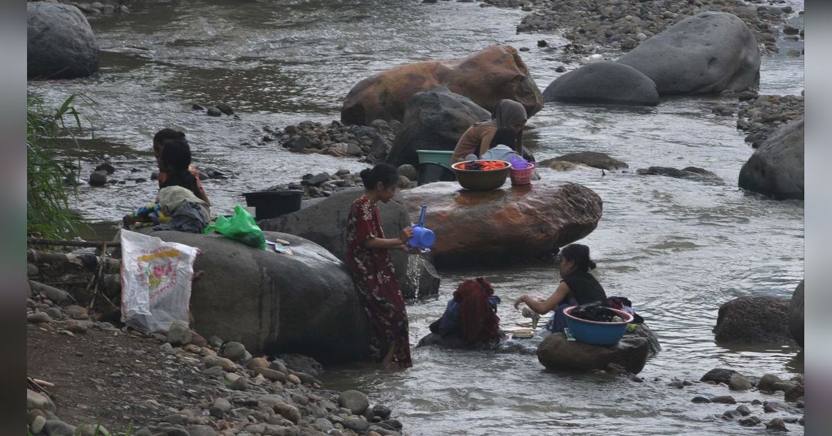 FOTO: Potret Warga Bogor Terpaksa Mandi dan Cuci Pakaian di Kali Imbas Kekeringan