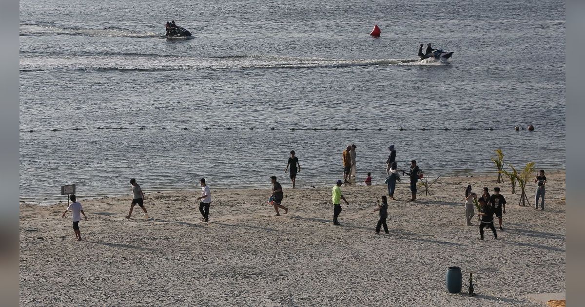 FOTO: Pantai Ancol Jadi Destinasi Favorit Warga Habiskan Waktu Libur