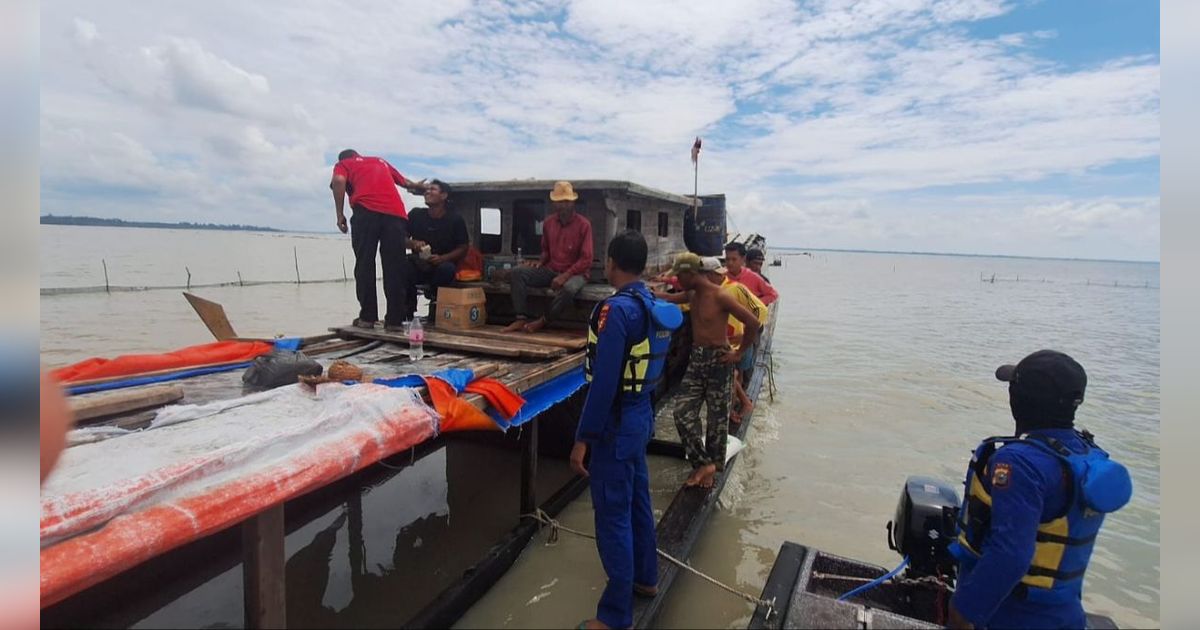 Kapal Berisi 16 Ton Beras Bulog untuk Warga Karam di Perairan Meranti