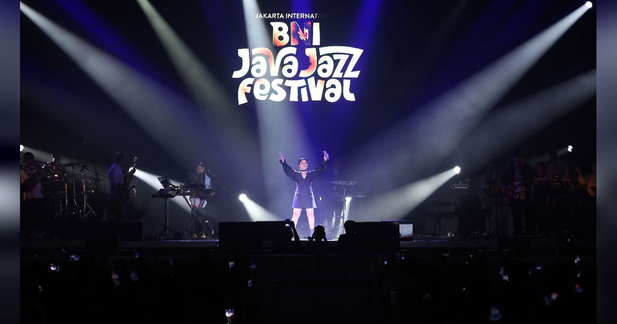 Potret Meriahnya 'Sing Along' bersama Ruth Sahanaya di Java Jazz, Bawa Daku Pergi Bikin Penonton Nostalgia