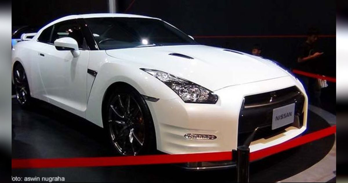 Harga dan Spesifikasi Mobil Nissan GT-R R35.