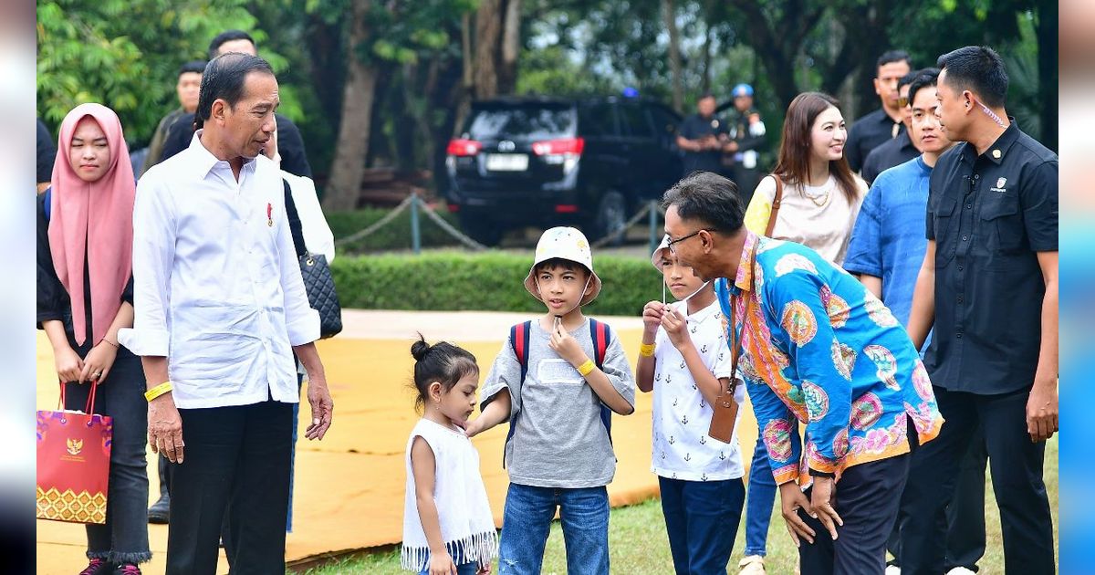 Presiden Jokowi Ajak Keluarga Berakhir Pekan di Candi Borobudur