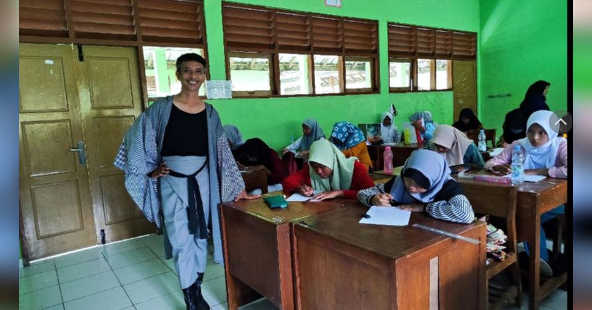 Potret Sosok Guru PNS SMKN di Bantul Ngajar dengan Busana Nyentrik, Rela Jadi Model Demi Apresiasi Karya Murid