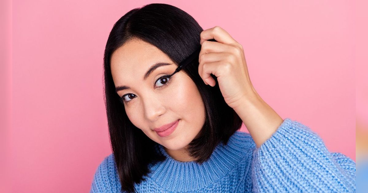 Tak Perlu Dihapus, Trik Samakan Bentuk Eyeliner yang Tak Simetris
