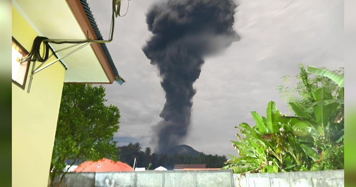 Gunung Ibu Erupsi Lagi, Munculkan Awan Abu Vulkanik Raksasa