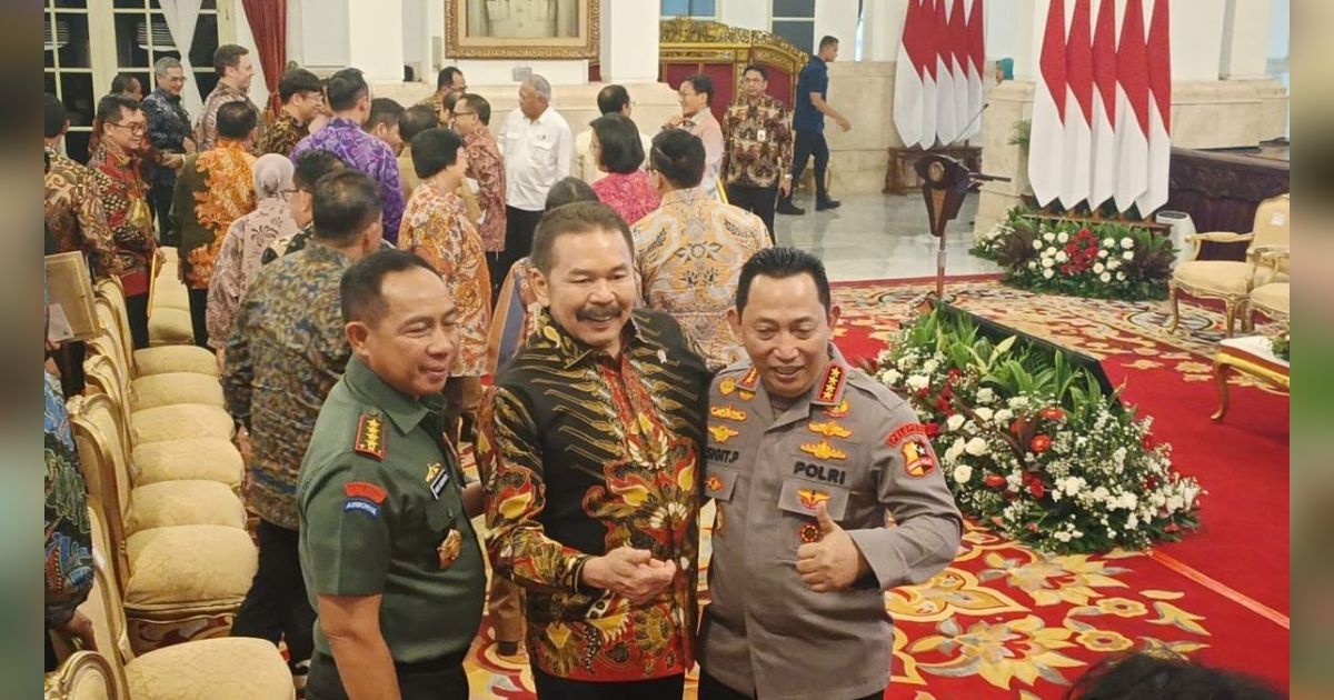 Momen Kapolri dan Jaksa Agung Berpelukan Usai Video Beredar Konvoi Densus 88 Geruduk Kejagung