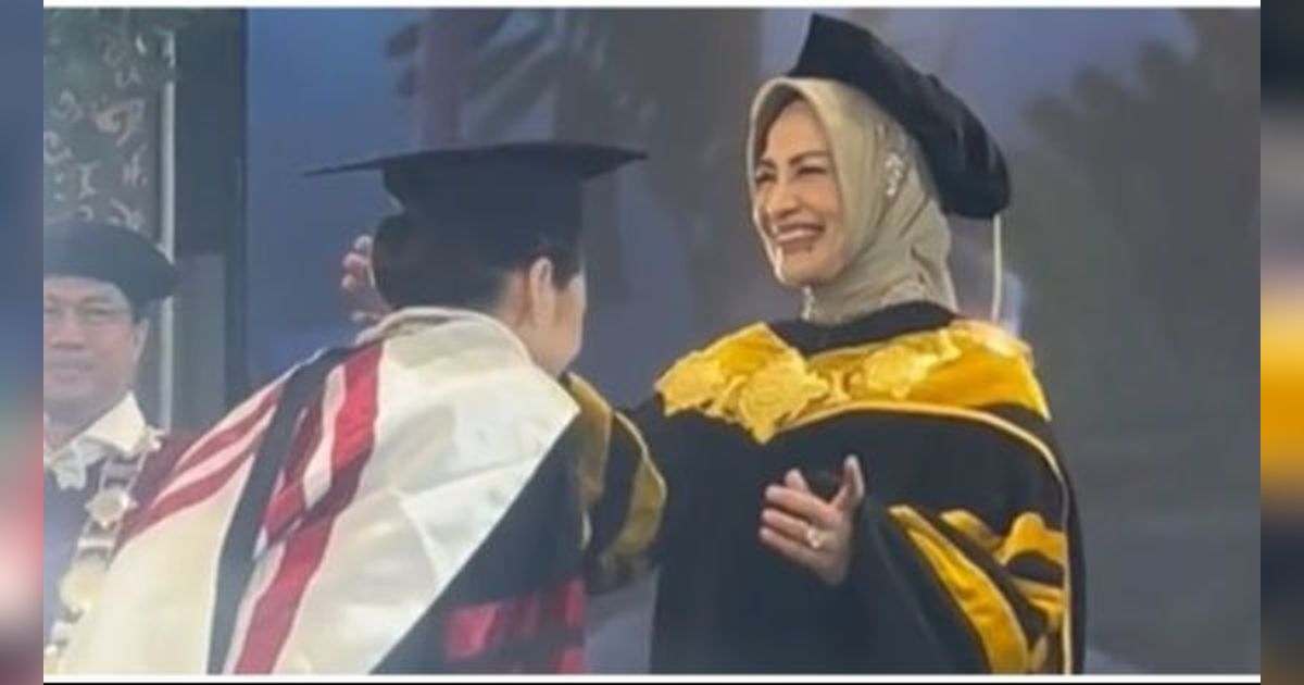 Momen Rektor Wisuda Putrinya Sendiri yang Raih Gelar Doktor Ini Viral, Tuai Pujian