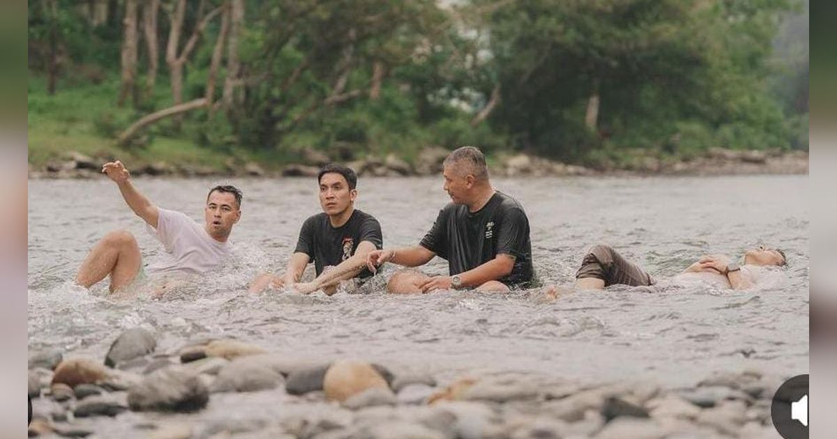 Potret 'The Dudas Minus One' Berkunjung ke Kampung Halaman Ariel Noah, Ke Rumah Sakit Hingga Main di Sungai