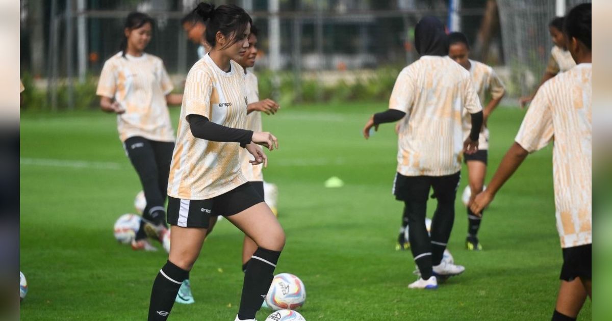 FOTO: Pemanasan Timnas Putri Indonesia Bersiap Bertanding dengan Singapura di Laga Uji Coba Internasional