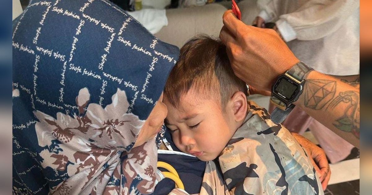 Potret Rayyanza Potong Rambut saat Tidur Digendong Sus Rini, Netizen 'Bangun-bangun Makin Ganteng'