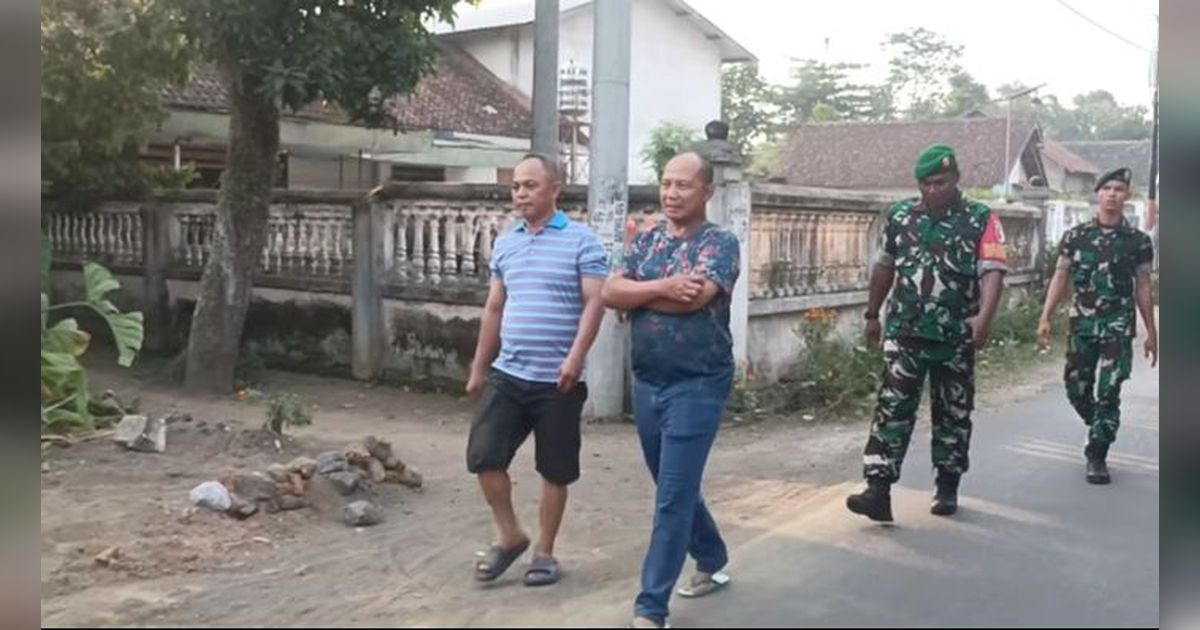 Pakai Kaos dan Sandal Jepit, Jenderal TNI Pulang Kampung Dikawal Polisi Militer Ziarah Kubur Ke Orangtua