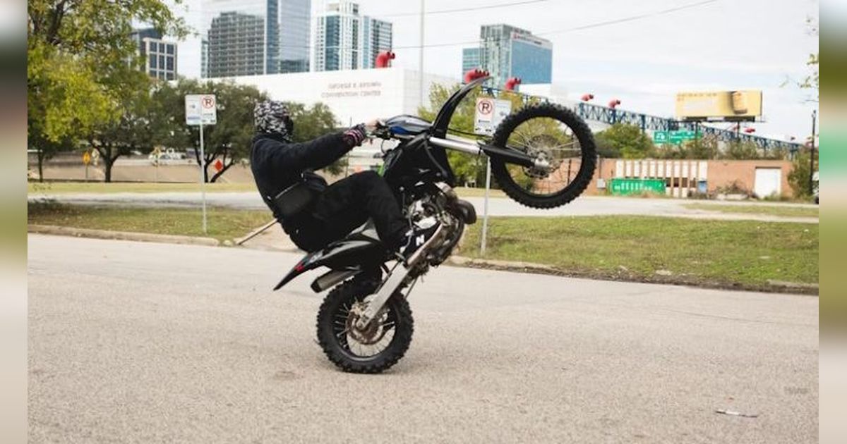 Jika tidak mengerti tentang ini, jangan mencoba melakukan wheelie di jalan raya.