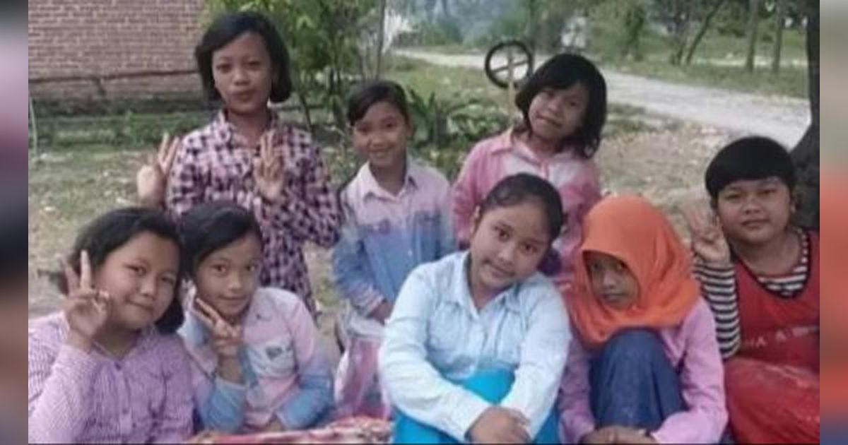 Delapan Sahabat Mengulang Foto Kenangan Mereka Sama Persis, Bedanya Sekarang Tambah Glow Up, Termasuk Pohonnya