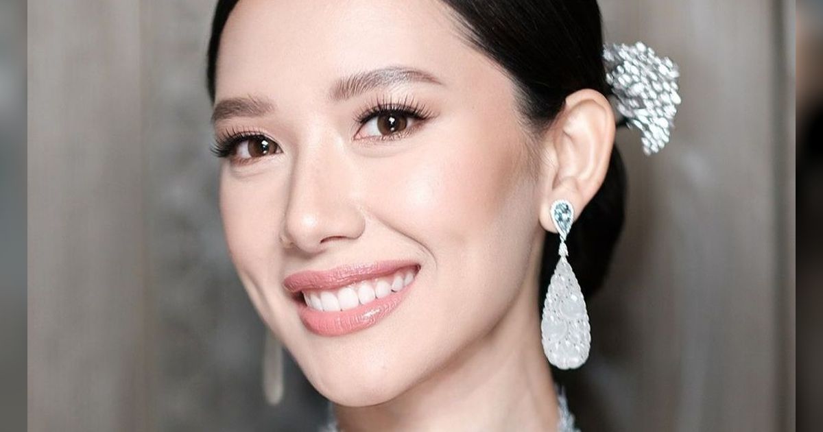 Oriental Modern, Potret Detail Look Athina Saat Dilamar Rio Haryanto