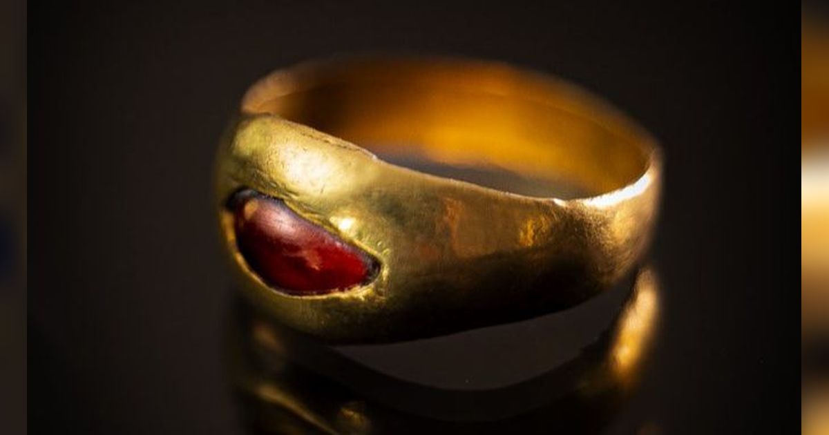 Arkeolog Temukan Cincin Emas Berhias Batu Mulia Berusia 2.300 Tahun, Masih Utuh dan Tak Berkarat