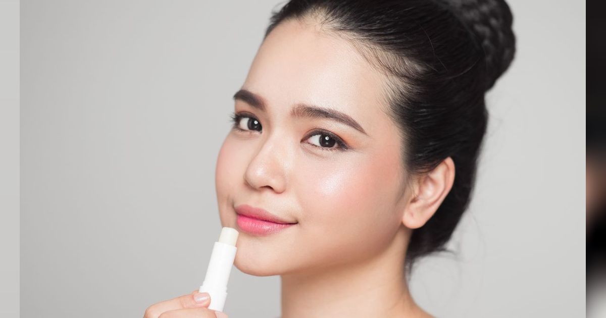 Bener Gak Sih Keseringan Pakai Lip Balm Malah Bikin Kering? Cari Tahu Faktanya