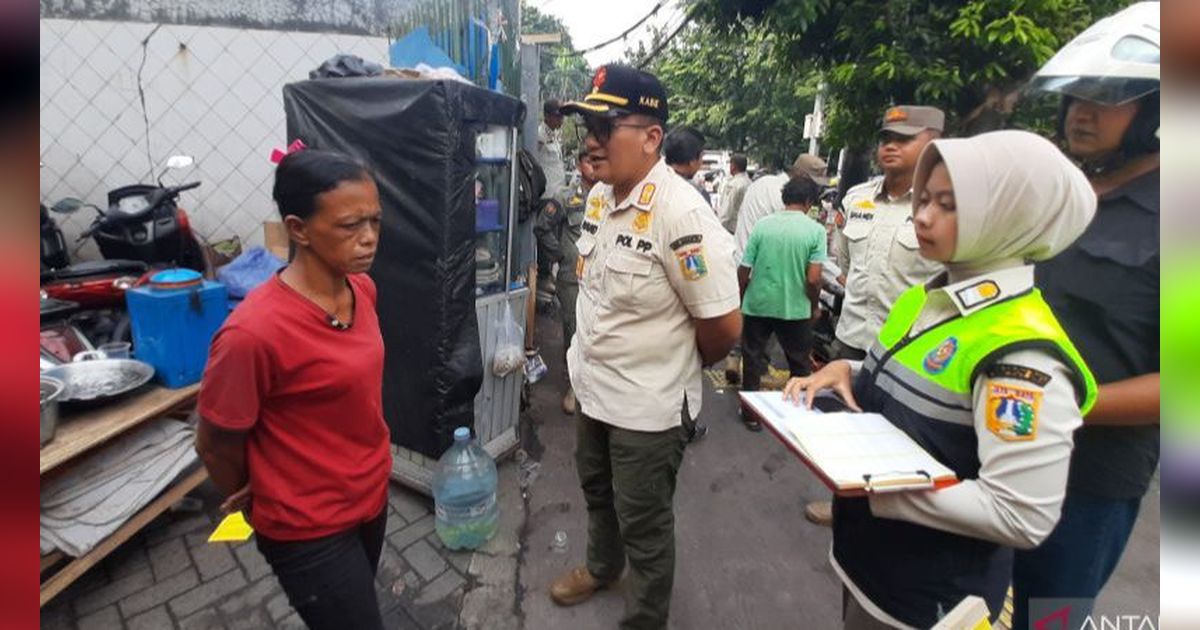 12 PKL di Jakarta Pusat 'Diganjar' Kartu Kuning, Dilarang Gunakan Trotoar