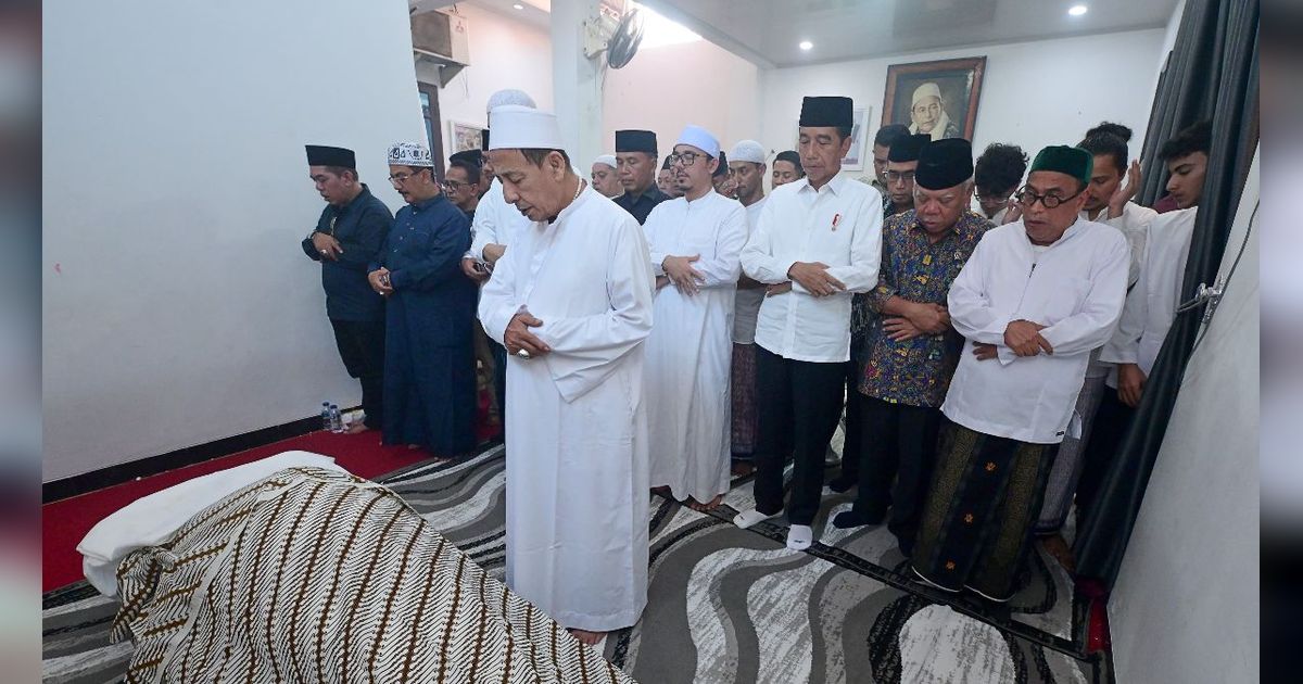 FOTO: Momen Jokowi Takziah ke Rumah Duka Istri Habib Luthfi, Ikut Salatkan Jenazah