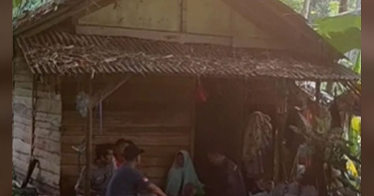 Bikin Nangis! 9 Potret Rumah Mbah Sombret yang Viral Ngojek Rp600 Ribu Demi Antar Tetangga Naik Haji, Gubuk Reyot Penuh Rongsokan