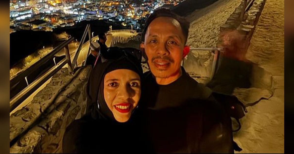 10 Potret Geni Faruk Ajak Keluarga Mendaki ke Jabal Hira