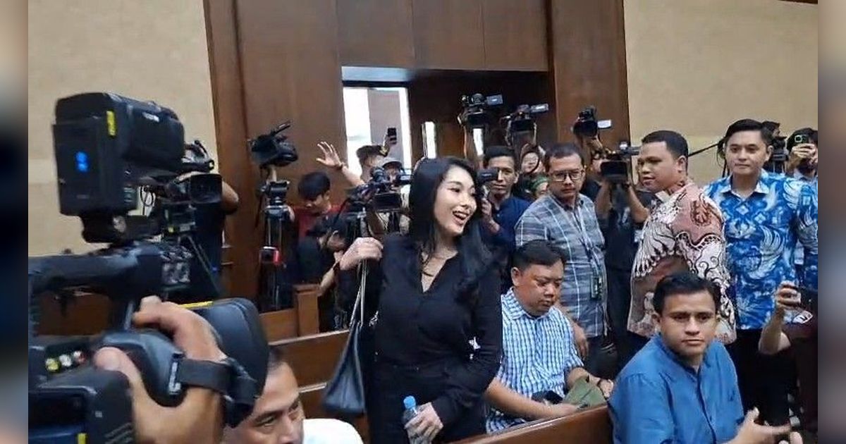 Lambaikan Tangan & Tebar Senyum, Aksi Biduan Nayunda Bikin Pecah Ruang Sidang Gratifikasi SYL