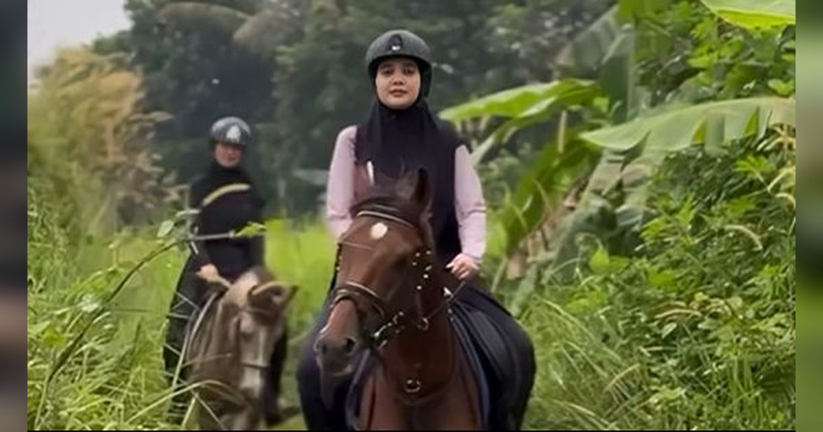 Potret Zaskia dan Shireen Sungkar Jajal Berkuda Keliling Kampung, Diteriaki Warga