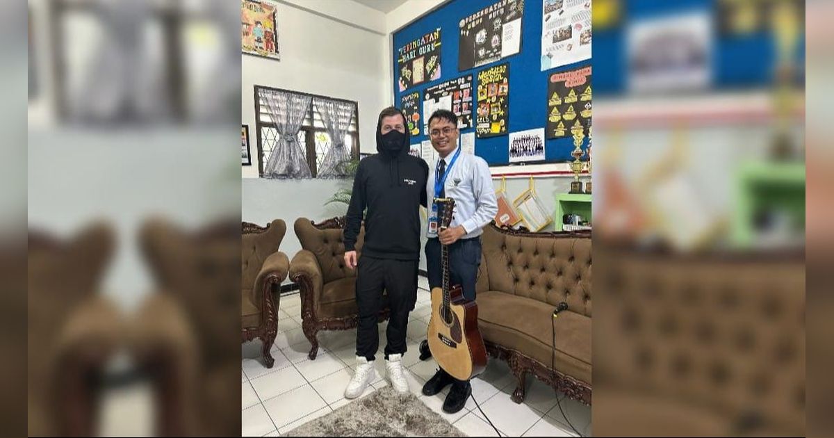 Potret Alan Walker Datang Menemui Guru dan Siswa yang Viral di Medan