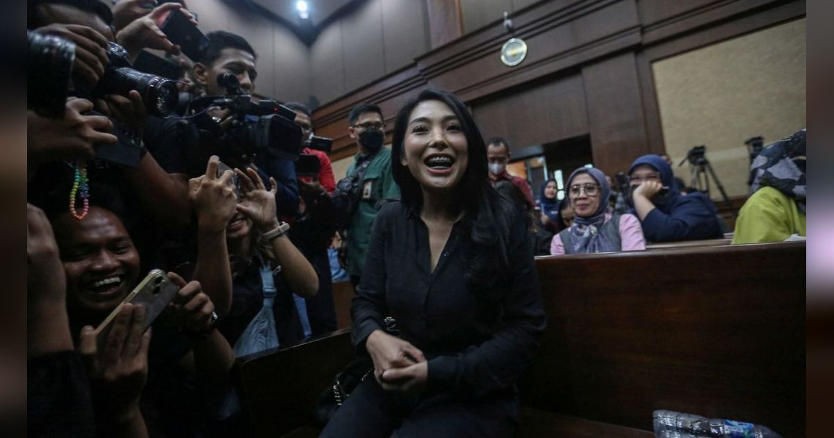 VIDEO: Biduan Cantik Nayunda Nabila Umbar Senyum Siap Bersaksi di Sidang Eks Mentan SYL