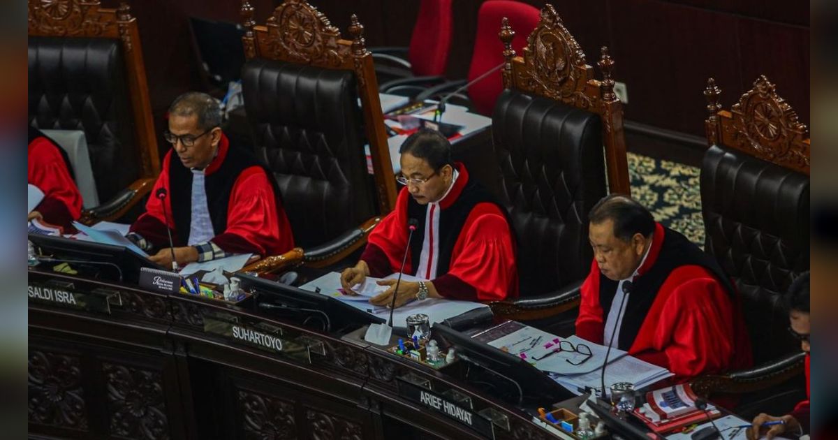 VIDEO: Pedas Hakim MK Arief Sindir KPU di Sidang Sengketa Pileg, Hadir Setelah Viral Dimarahi!