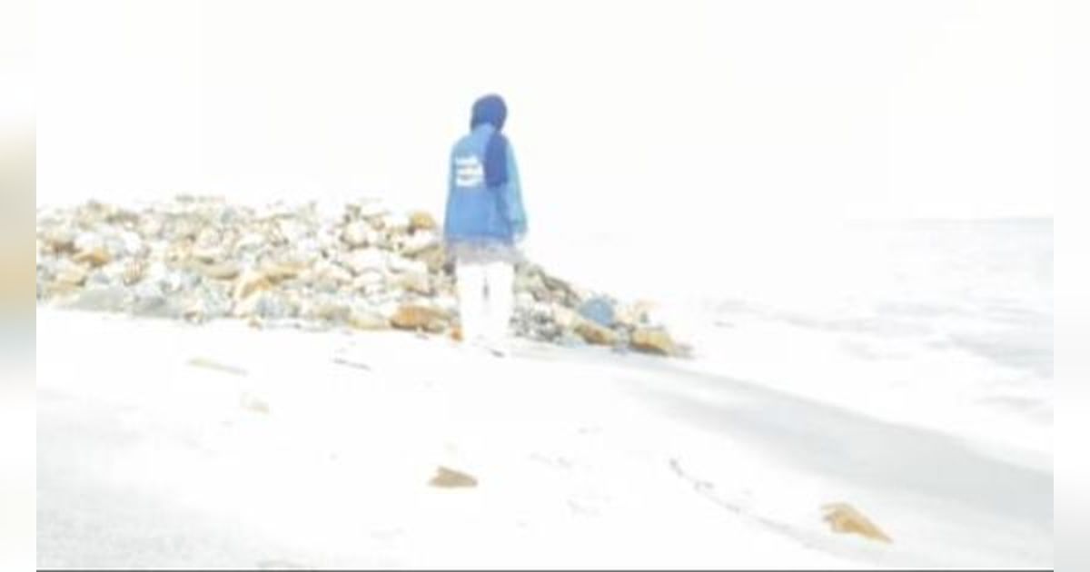 Ngakak! Niat Bikin Video Galau Estetik ala Sinetron, Hasilnya Malah Menghilang dalam Cahaya Putih, Netizen: 'Sudah Enak di Surga'