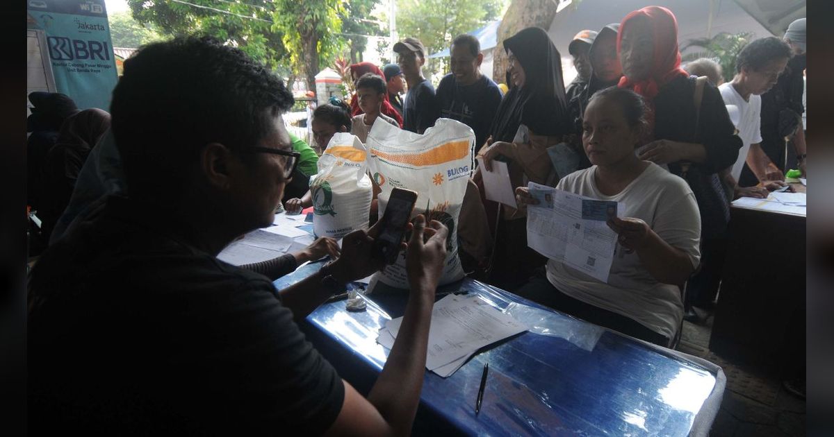 FOTO: Bulog Salurkan Bantuan Pangan Beras 10 Kg untuk 269.000 Keluarga di Jakarta